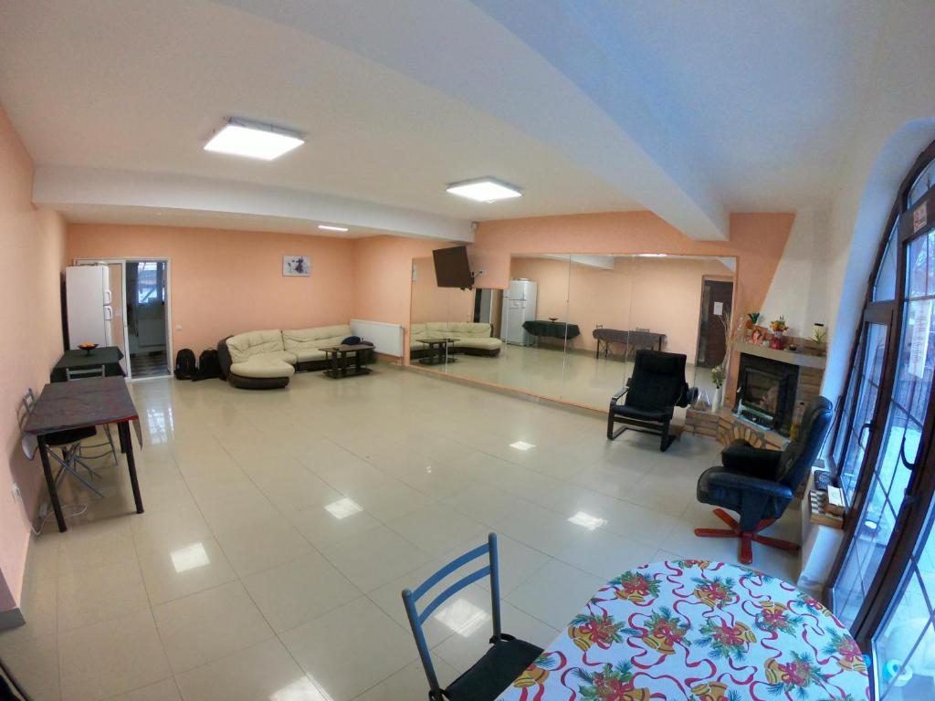 Zonă de luat masa în sala comună