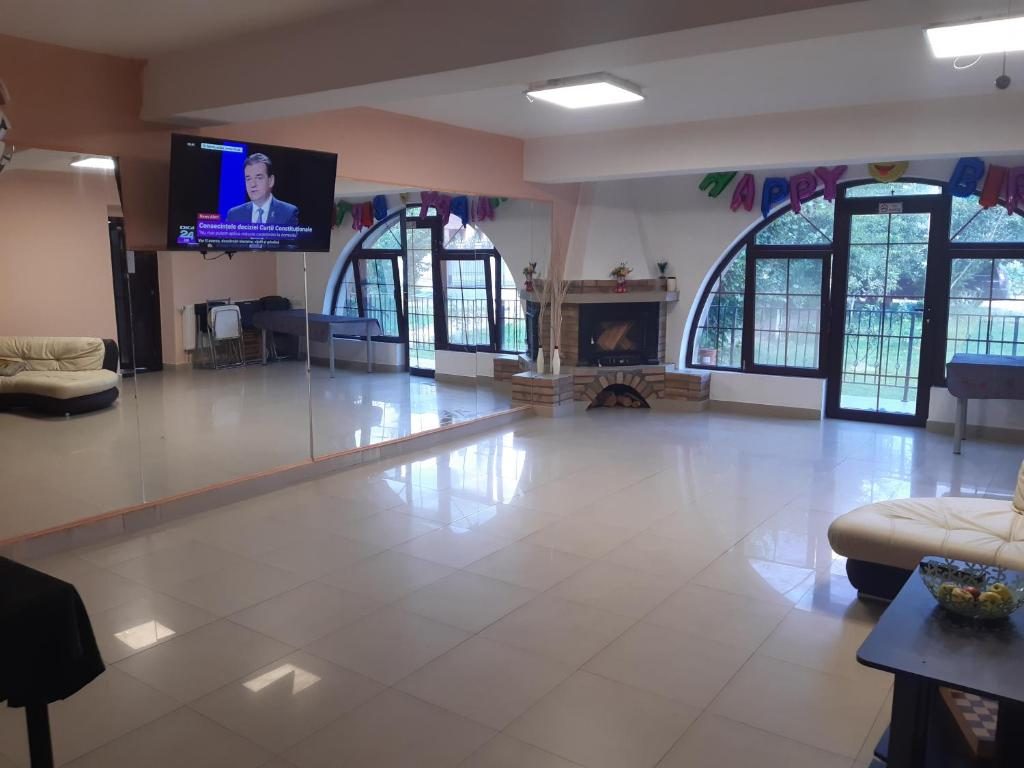 Lounge comun cu ferestre arcuite