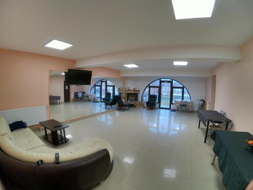 Sala mare cu șemineu la Anuța